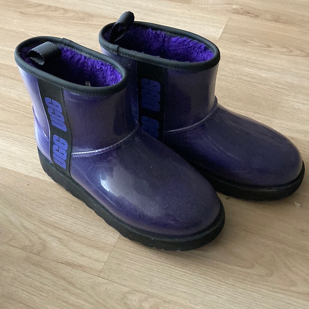 Nice UGG boots! Only worn a couple times. Still in awesome condition!